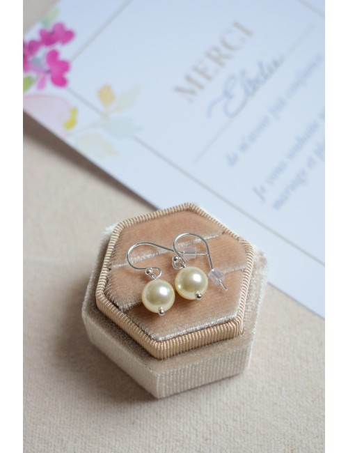 Boucles d'oreilles Adele pour mariée, pendantes avec une perle nacrée.