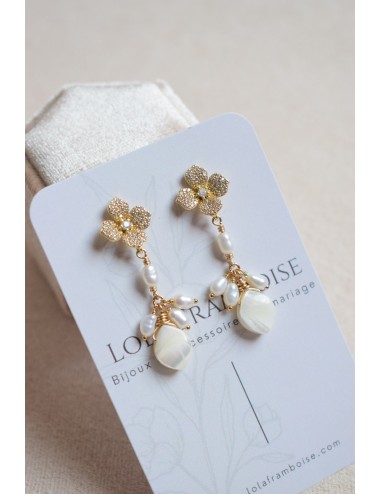 Boucles d'oreilles Noa pour mariée, fleurs et perles nacrées.