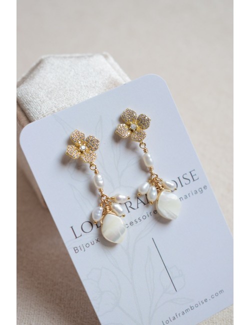 Boucles d'oreilles Noa pour mariée, fleurs et perles nacrées.