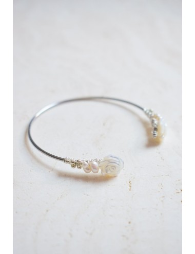 Bracelet de mariée Angélique, bracelet jonc doré avec fleurs et perles