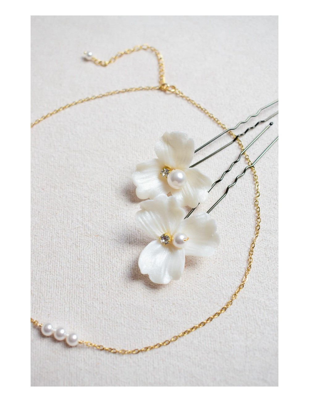2 pics avec des fleurs à 3 pétales en porcelaine froide et perles