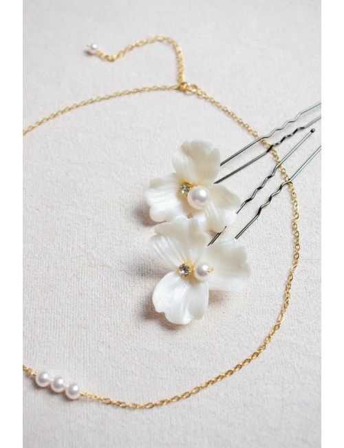 2 pics avec des fleurs à 3 pétales en porcelaine froide et perles