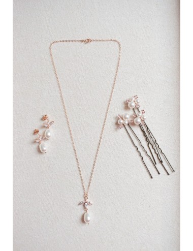 Collier de mariage Cassandre avec une fine chaine et goutte nacrée.