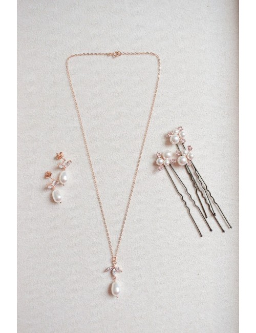 Collier de mariage Cassandre avec une fine chaine et goutte nacrée.