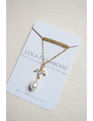 Collier de mariage Cassandre avec une fine chaine et goutte nacrée.