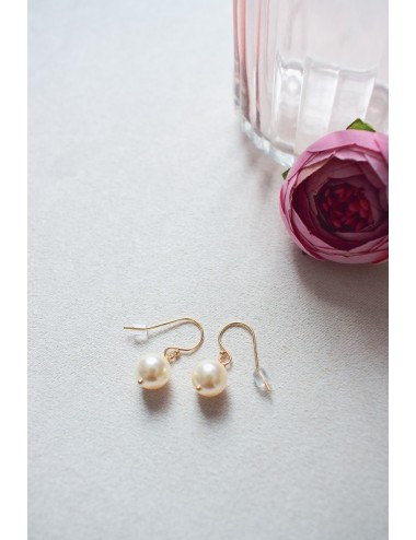Boucles d'oreilles Adele pour mariée, pendantes avec une perle nacrée.