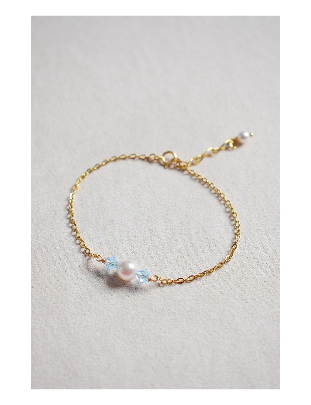 Bracelet Orphée minimaliste avec touche de bleu pour la mariée