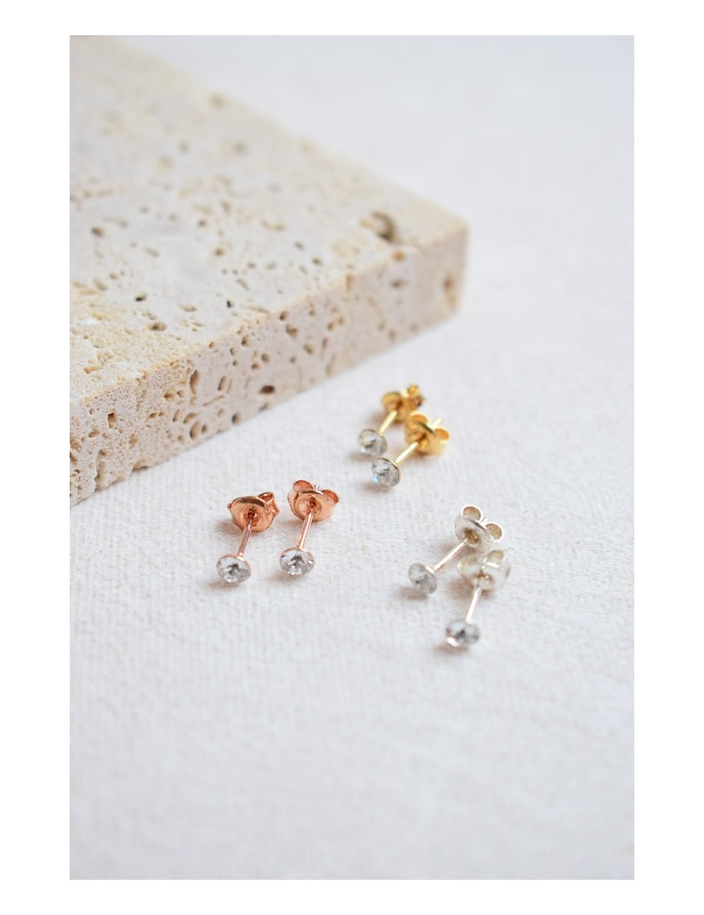Boucles d'oreilles pour mariée, très fines avec juste un mini strass