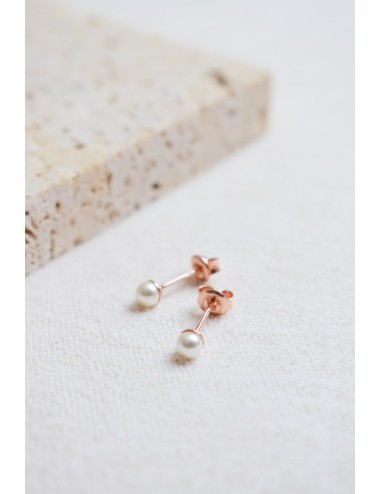 Boucles d'oreilles pour mariée, très fines en perles cristal nacrées.