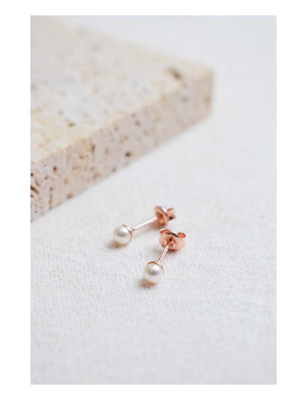 Boucles d'oreilles pour mariée, très fines en perles cristal nacrées.