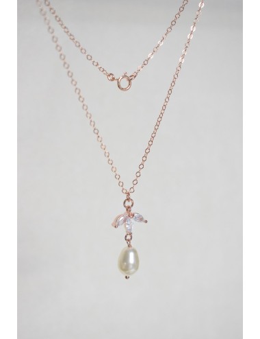 Collier de mariage Cassandre avec une fine chaine et goutte nacrée.