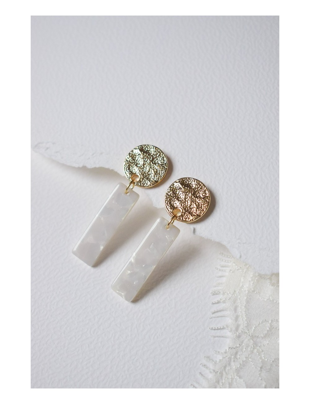 Boucles d'oreilles de mariage Aimée avec breloque écaille de tortue