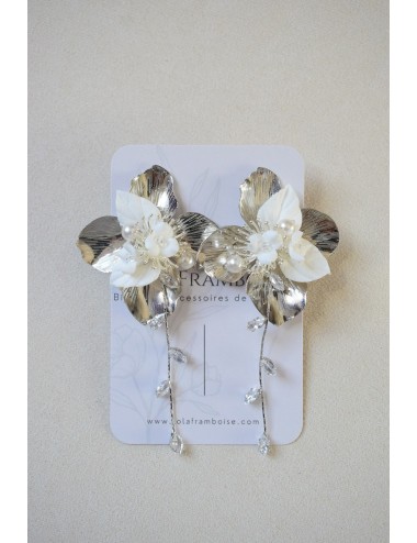 Boucles d'oreilles pour mariée en forme de grandes fleurs en laiton.