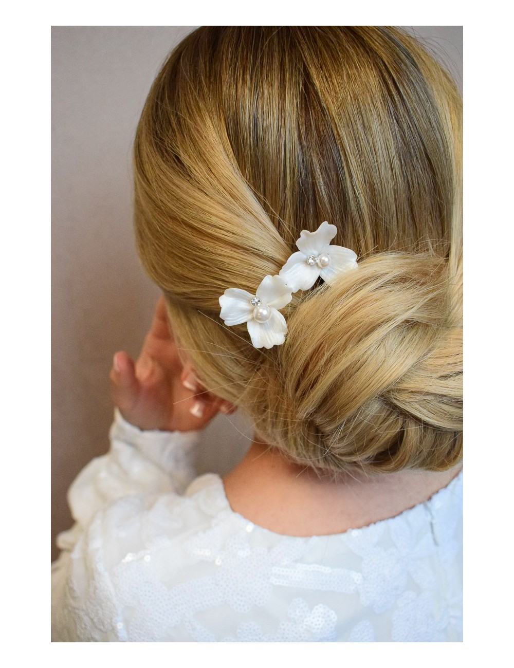 2 pics avec des fleurs à 3 pétales en porcelaine froide et perles