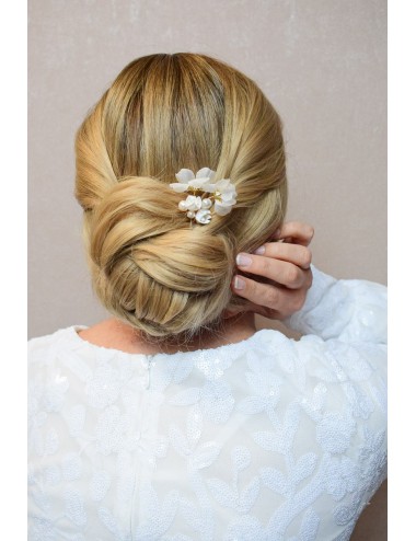 Pic à cheveux romantique composé de diverses fleurs en soie et perles