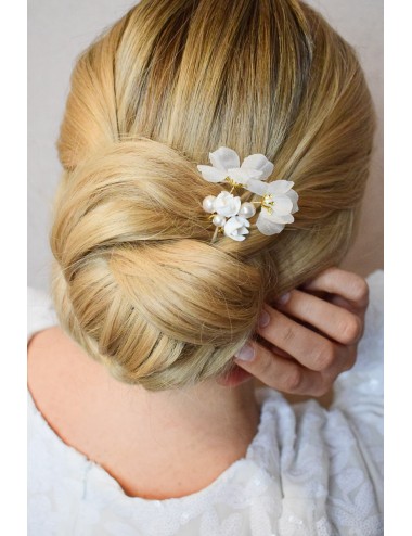 Pic à cheveux romantique composé de diverses fleurs en soie et perles