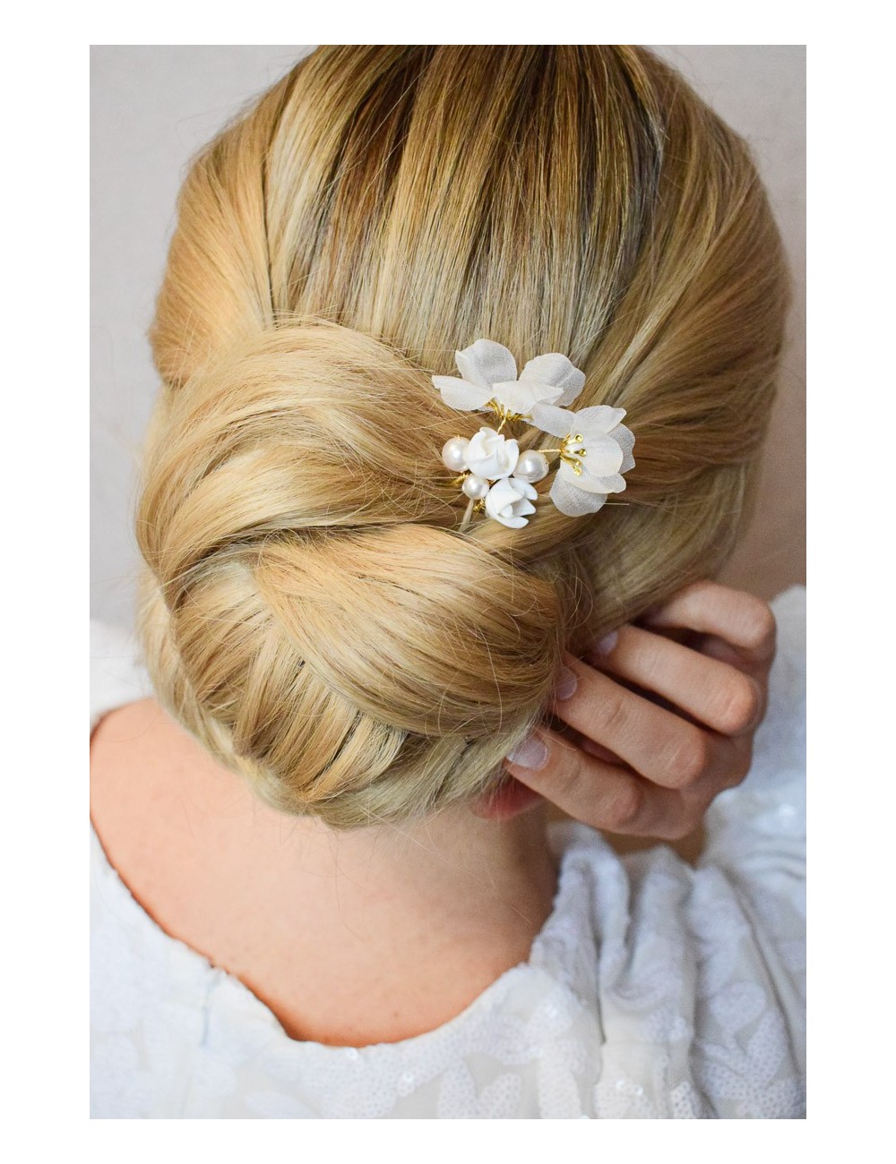 Pic à cheveux romantique composé de diverses fleurs en soie et perles