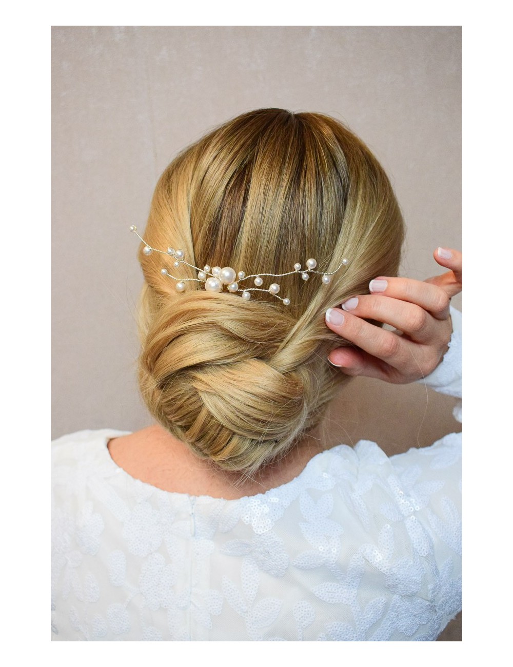 Pic à cheveux avec des perles nacrées pour un style glamour.