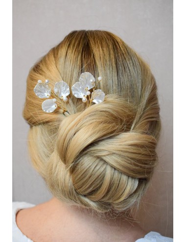 2 jolis pics avec des perles et pétales nacrés pour mariée romantique