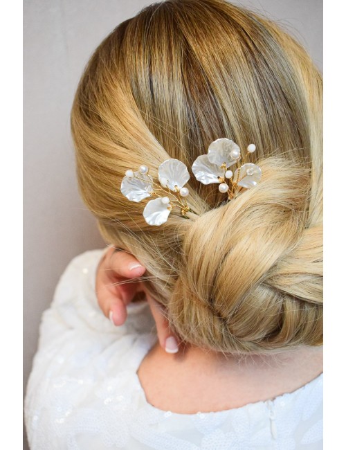 2 jolis pics avec des perles et pétales nacrés pour mariée romantique