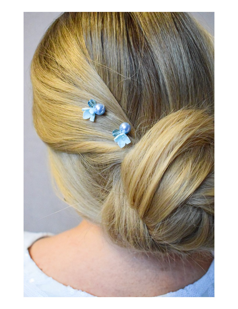 Pic à cheveux ''Something blue'' pour la mariée avec des fleurs