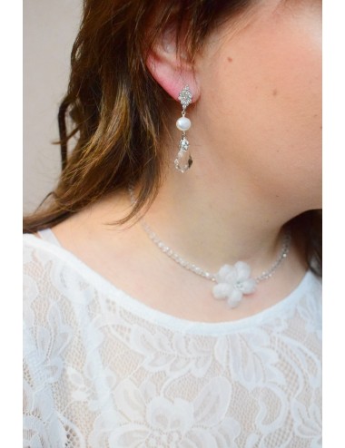 Collier mariage Ecume avec une fleur en soie et perles transparentes