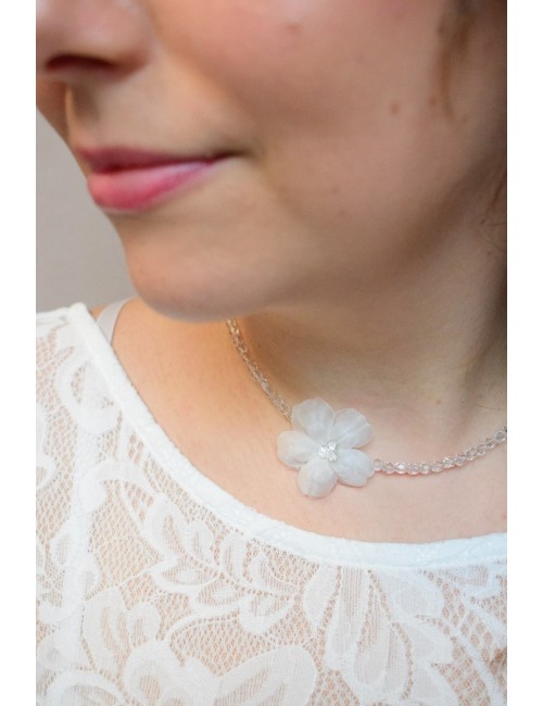 Collier mariage Ecume avec une fleur en soie et perles transparentes