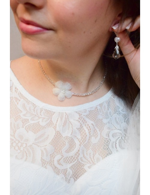 Collier mariage Ecume avec une fleur en soie et perles transparentes