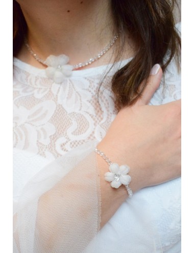 Bracelet pour la mariée avec perles transparentes et fleur
