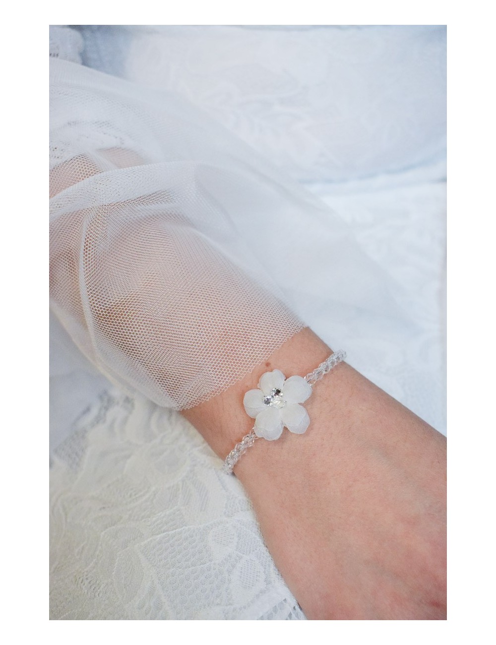 Bracelet pour la mariée avec perles transparentes et fleur