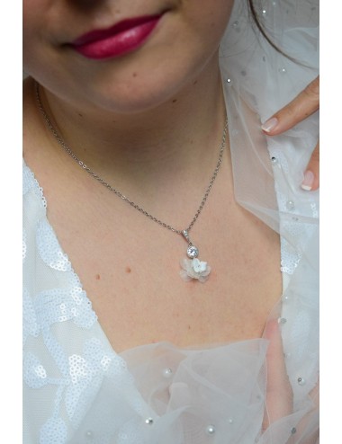 Collier de mariage Prélude avec un pendentif floral