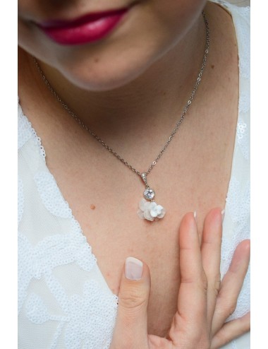 Collier de mariage Prélude avec un pendentif floral