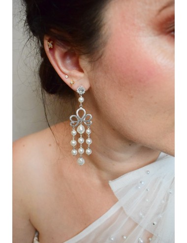 Boucles d'oreilles pour mariée, fleurs et perles nacrées.