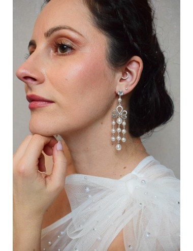 Boucles d'oreilles pour mariée, fleurs et perles nacrées.