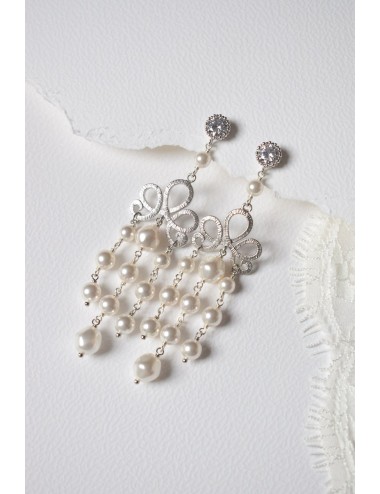 Boucles d'oreilles pour mariée, fleurs et perles nacrées.