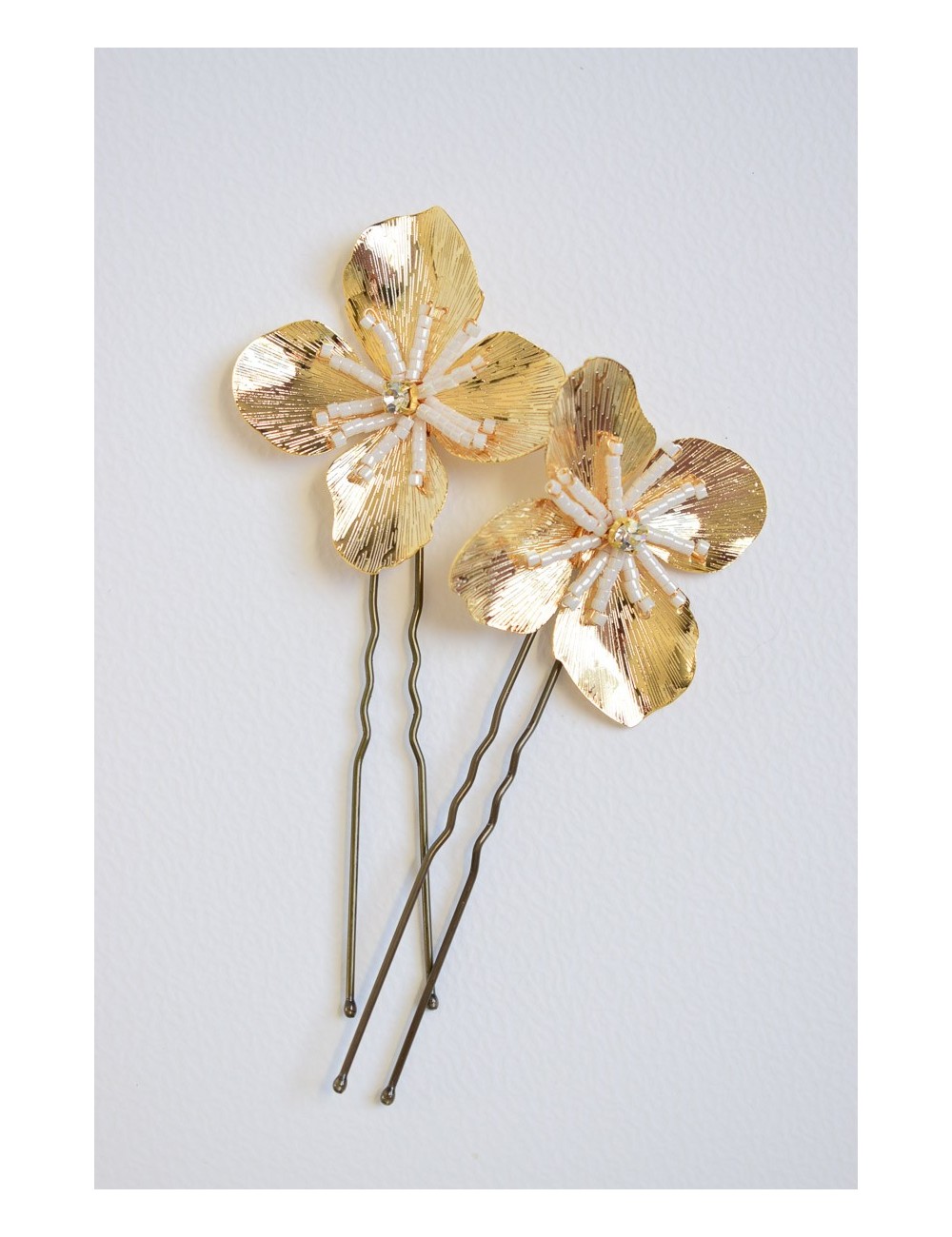 2 pics à cheveux avec une belle fleur dorée ou argentée - Emi