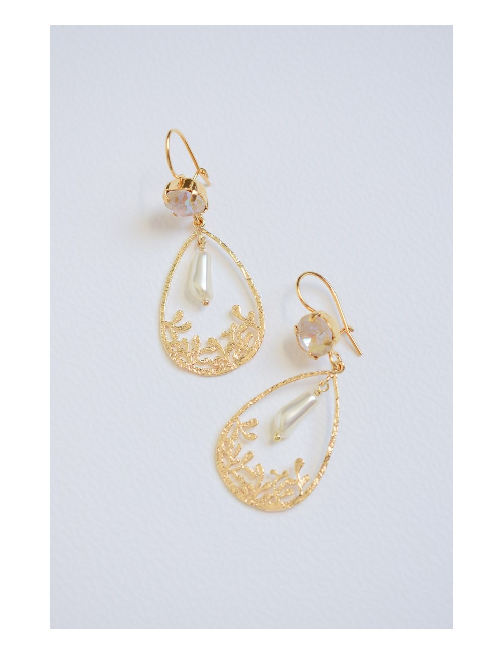 Boucles d'oreilles florales Istanbul des fleurs dorées et de la nacre.