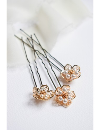 3 pics cheveux avec des fleurs dorées ajourées et des perles nacrées