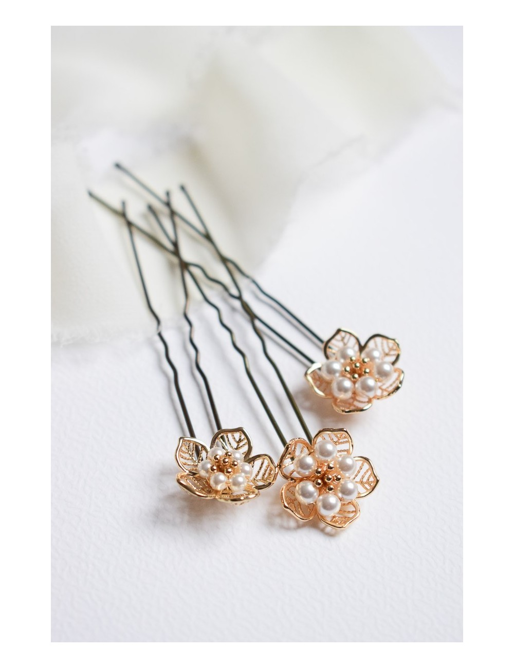 3 pics cheveux avec des fleurs dorées ajourées et des perles nacrées