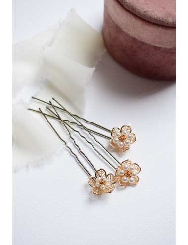 3 pics cheveux avec des fleurs dorées ajourées et des perles nacrées