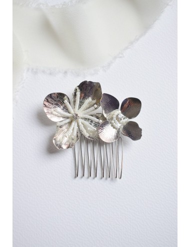 Peigne à cheveux pour la mariée modèle Emi avec 2 fleurs