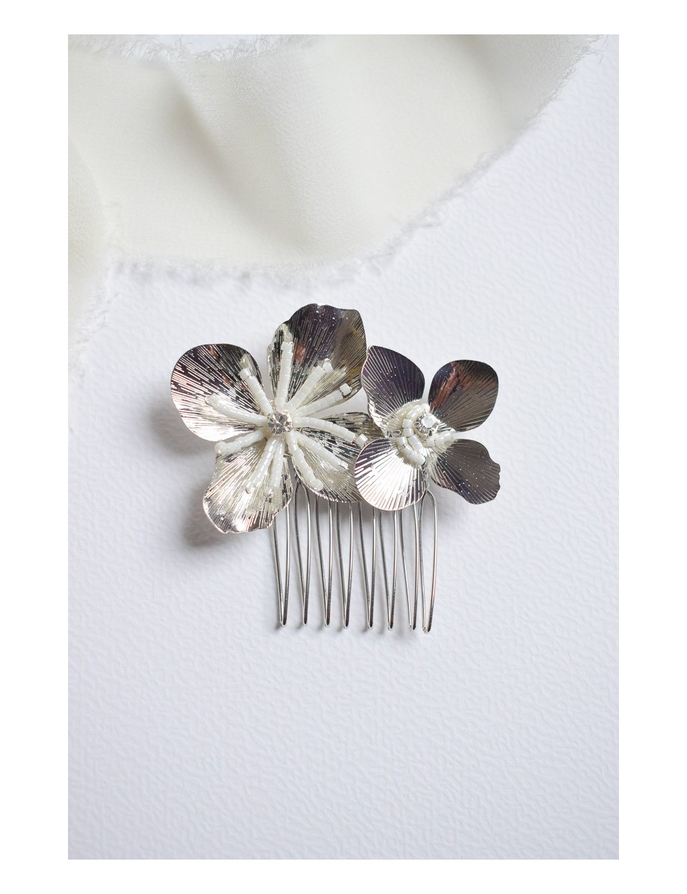 Peigne à cheveux pour la mariée modèle Emi avec 2 fleurs