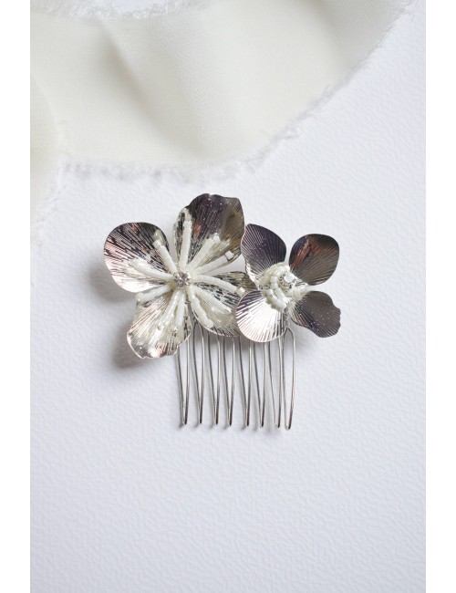 Peigne à cheveux pour la mariée modèle Emi avec 2 fleurs