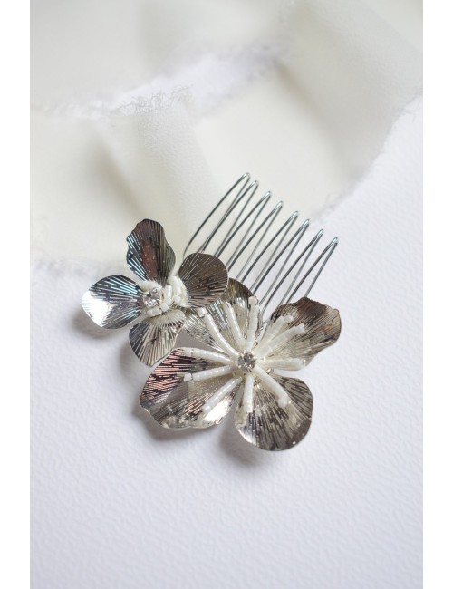 Peigne à cheveux pour la mariée modèle Emi avec 2 fleurs