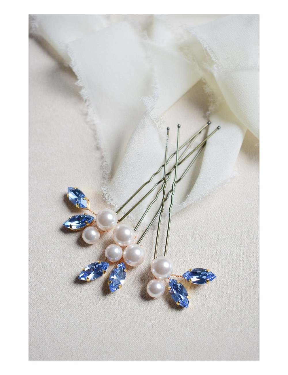 Pics à perles et strass bleus pour le chignon de mariée Naty