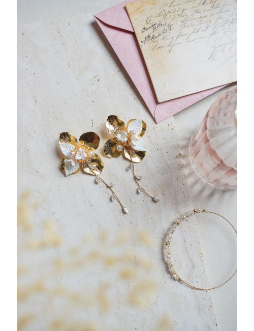 Boucles d'oreilles pour mariée en forme de grandes fleurs en laiton.