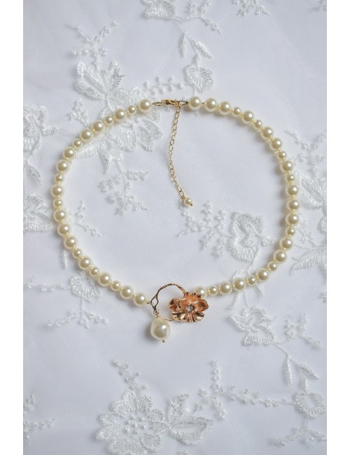 Collier de mariée Salomé avec un rang de perles nacrées et une fleur