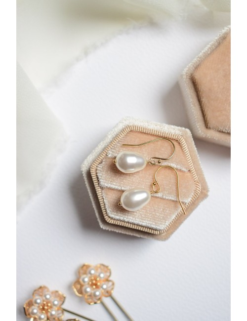 Boucles d'oreilles Elsa pour la mariée, avec une perle goutte.