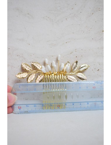 Peigne à cheveux pour la mariée modèle romantique avec des perles.