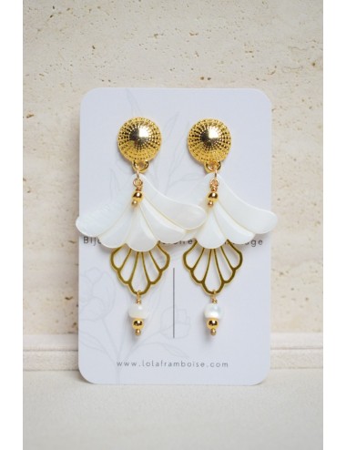 Boucles d'oreilles de mariage avec des perles nacrées blanches